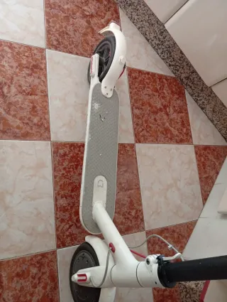 Patinete eléctrico blanco
