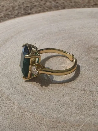 Anillo ajustable con piedra esmeralda