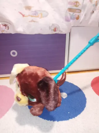 Perrito de peluche con correa