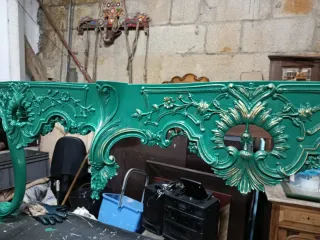 Consola antigua lacada verde y dorada