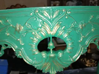 Consola antigua lacada verde y dorada