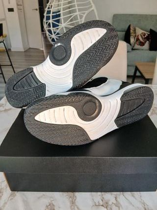 Jordan Max Aura Talla 43 Negro Blanco