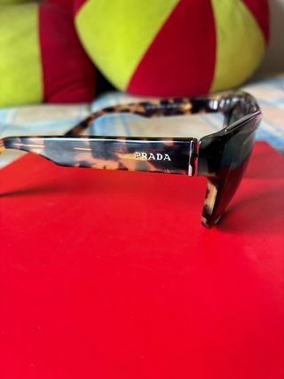 Gafas de sol Prada negras y marrones