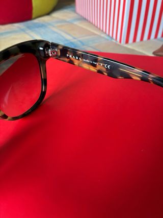 Gafas de sol Prada negras y marrones