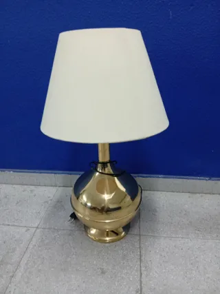 Lámpara de mesa dorada y beige