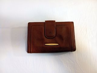 Billetera de piel marrón para mujer