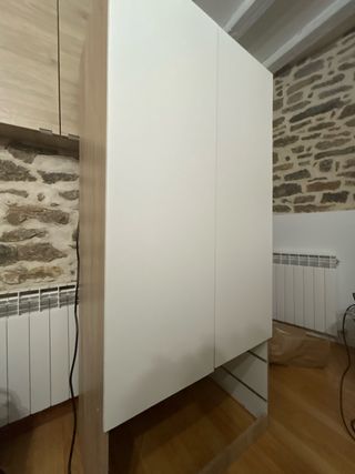 Armario de madera blanca y marron