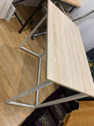 Mesa plegable efecto madera y patas blancas