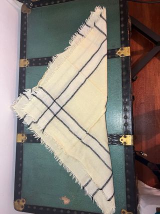 Sciarpa a quadri gialla con frange