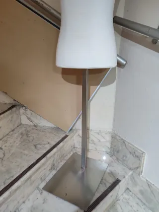 Maniquí de hombre con pie de acero