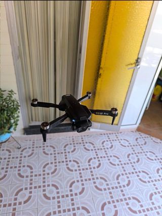 Dron con cámara plegable