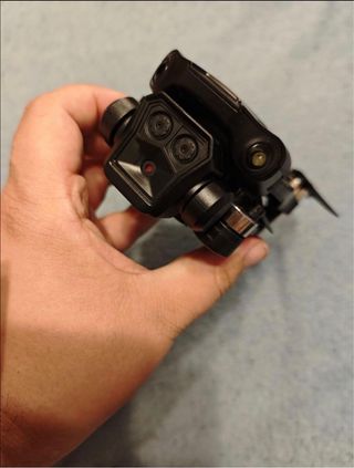 Dron con cámara plegable