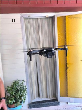 Dron con cámara plegable