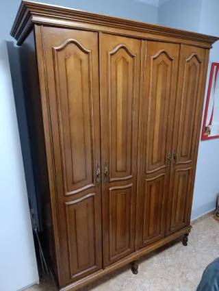 Armario antiguo de madera