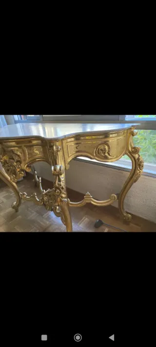 Mesa consola dorada con tapa de mármol