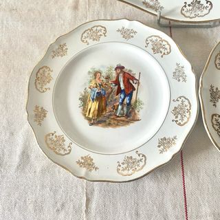 Fuente y platos porcelana vintage escenas galantes
