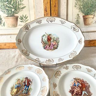 Fuente y platos porcelana vintage escenas galantes