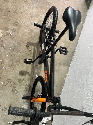 Bicicleta BMX Negra y Naranja
