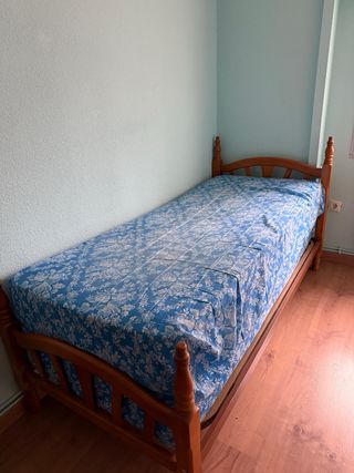 Cama individual de madera con 2 colchones
