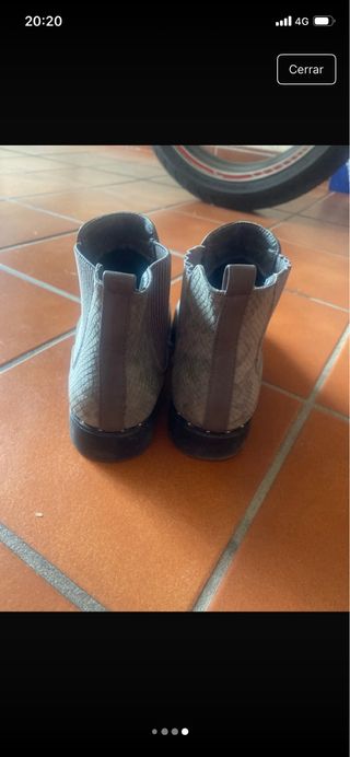 Botines planos marrones y grises