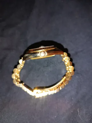 Reloj elegante completamente dorado