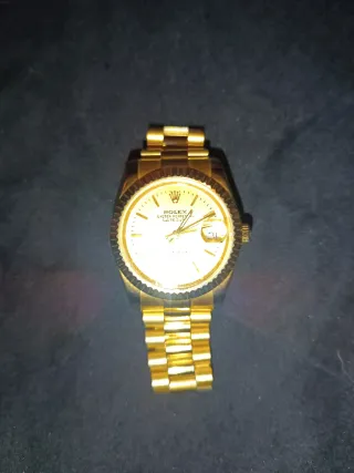 Reloj elegante completamente dorado