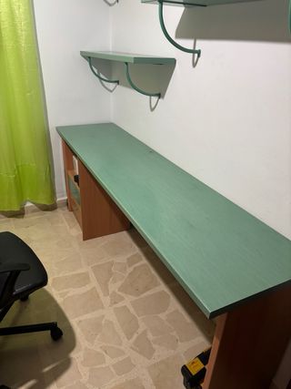 Habitación infantil con cama nido y escritorio