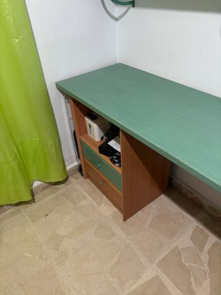 Habitación infantil con cama nido y escritorio
