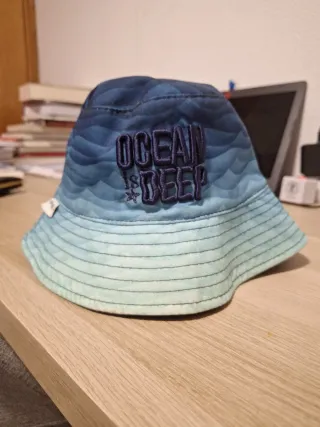 Gorro de playa azul con olas reversible