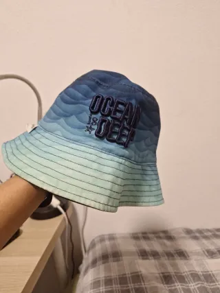 Gorro de playa azul con olas reversible