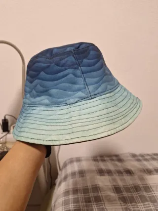 Gorro de playa azul con olas reversible