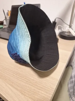 Gorro de playa azul con olas reversible