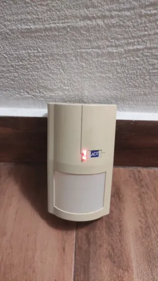 Alarma ADT con teclado y dos sensores