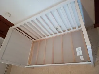 Cuna de madera con colchón