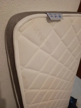 Cuna de madera con colchón