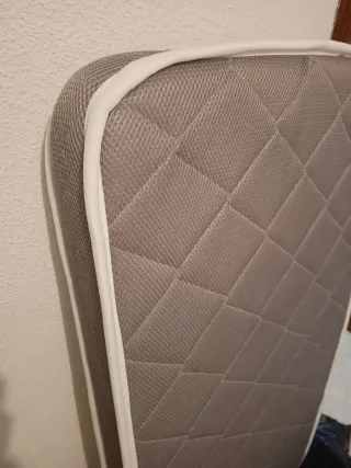 Cuna de madera con colchón