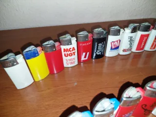 30 accendini pubblicitari vari