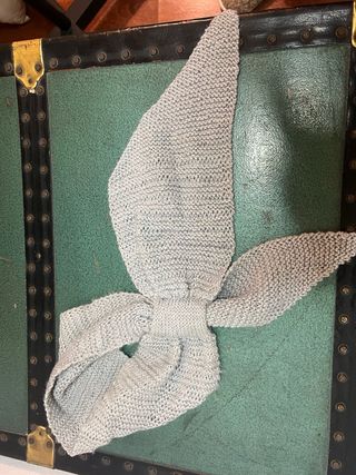 Sciarpa lavorata a maglia grigia