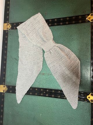 Sciarpa lavorata a maglia grigia