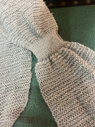 Sciarpa lavorata a maglia grigia