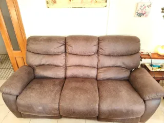 Sofá y sillón reclinableen eco piel