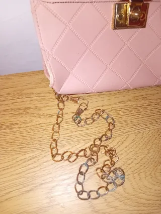 Bolso rosa claro con cadena dorada