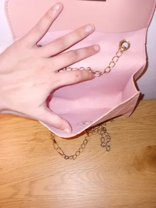 Bolso rosa claro con cadena dorada