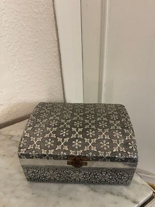 Caja decorativa vintage con diseño floral en blanc