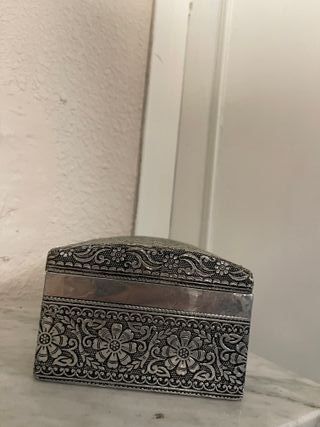 Caja decorativa vintage con diseño floral en blanc