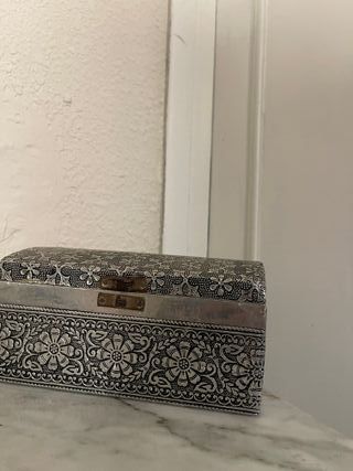 Caja decorativa vintage con diseño floral en blanc