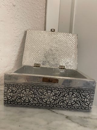 Caja decorativa vintage con diseño floral en blanc