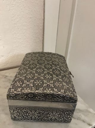 Caja decorativa vintage con diseño floral en blanc