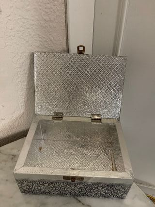 Caja decorativa vintage con diseño floral en blanc