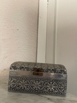 Caja decorativa vintage con diseño floral en blanc